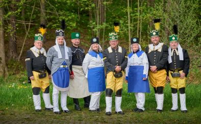Der neu gewählte Vorstand der Bergbrüderschaft „Schneeberger Bergparade“ e. V. (v. l. n. r.) Steffen Wünsche, Phil Mischko, Mirco Offenstein, Anja Vieweg, Ray Lätzsch, Christine Rotbarth, Mike Rothemann, Jost Schnorr Quelle: Bergbrüderschaft „Schneeberger Bergparade“ e. V.