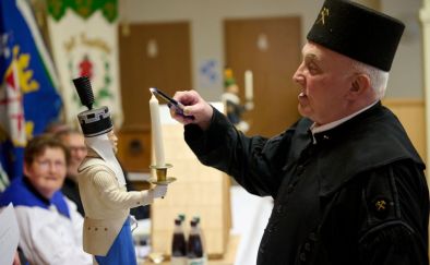Traditionell wird vom ältestem aktiven Mitglied Karl-Heiz Thate die Kerzen der Steiger entzündet.